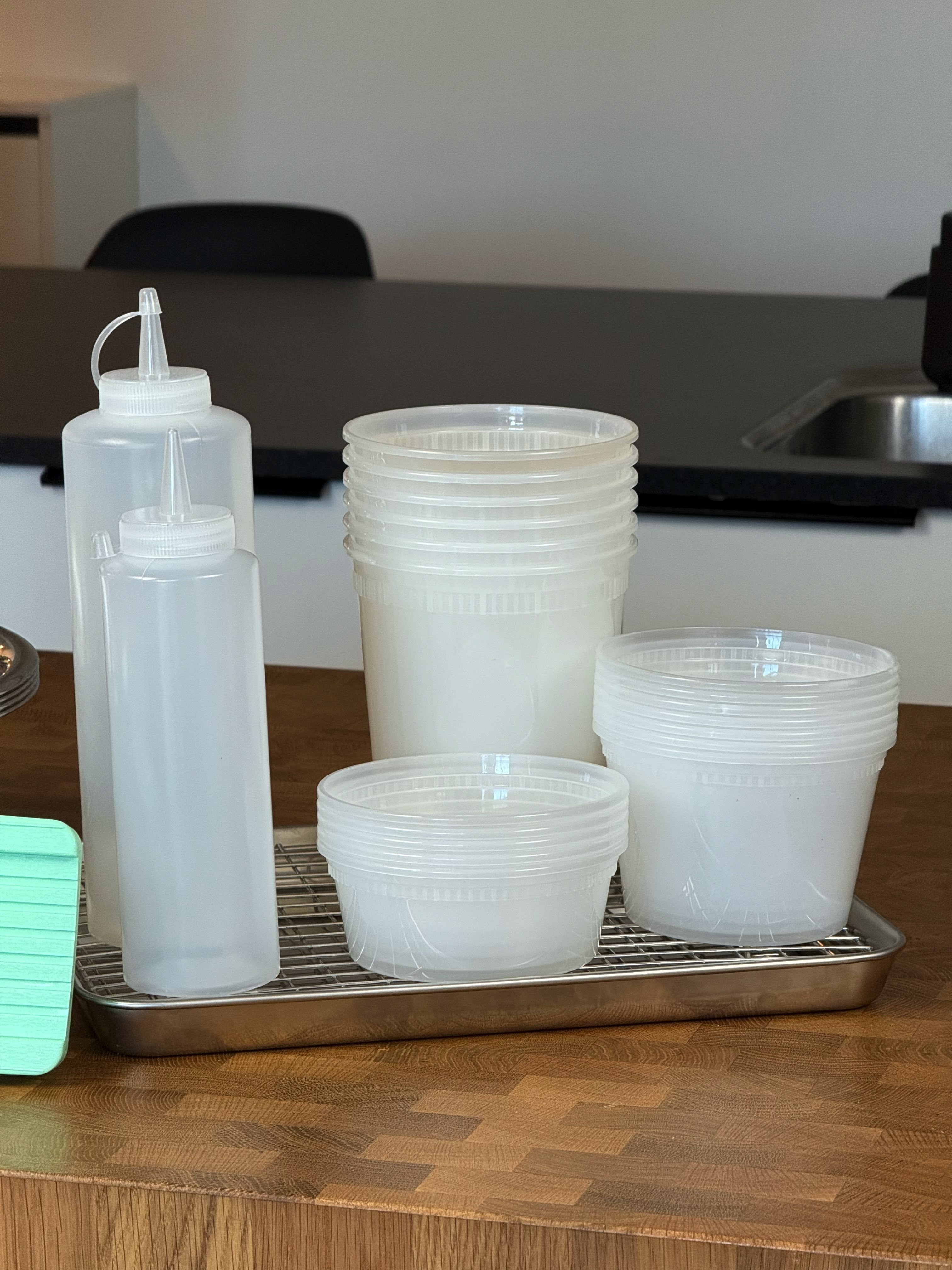 Deli containers og squeeze bottles på bageplade