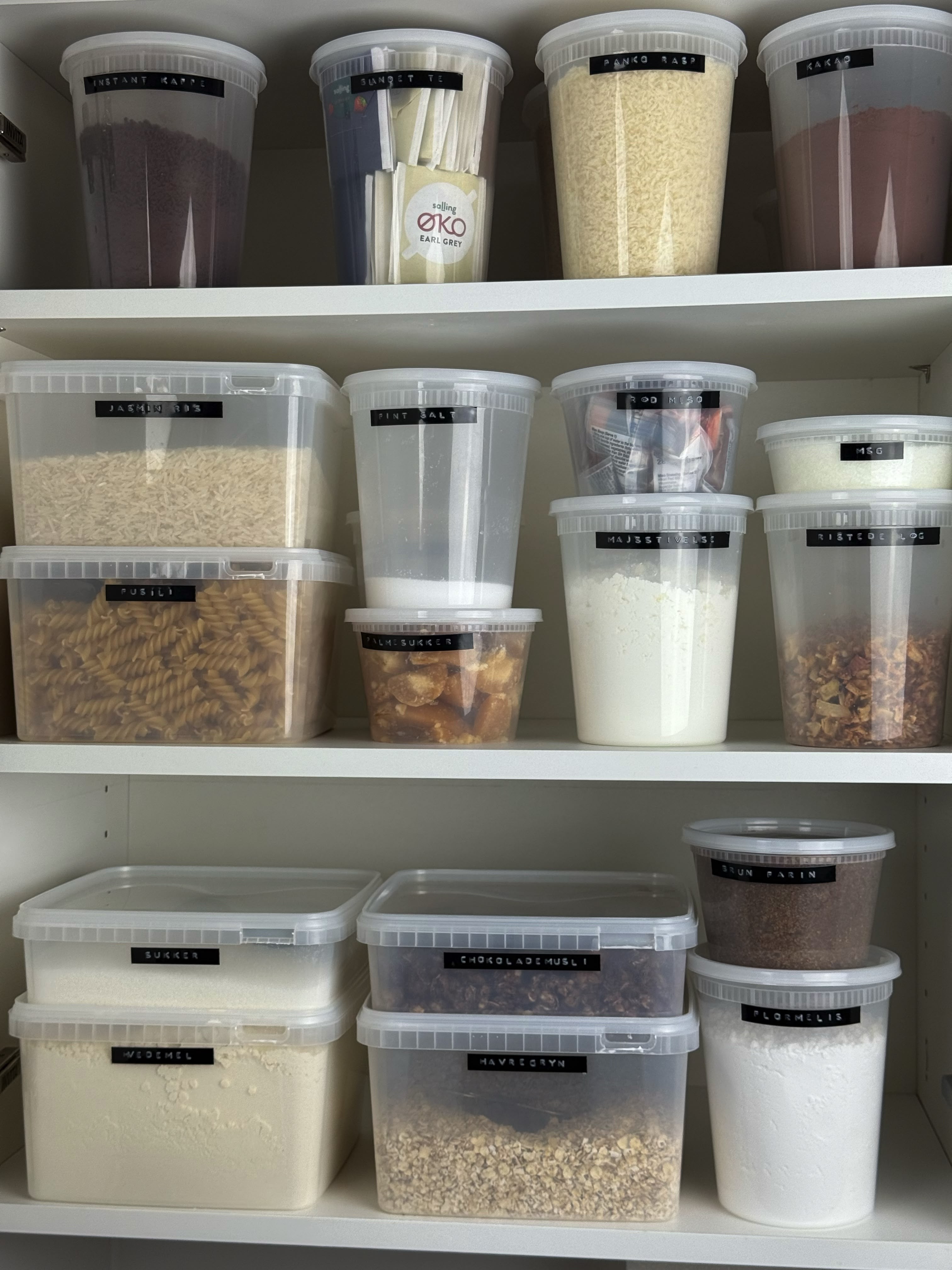 Opbevaring og organisering af ingredienser i deli containers og condibøtter