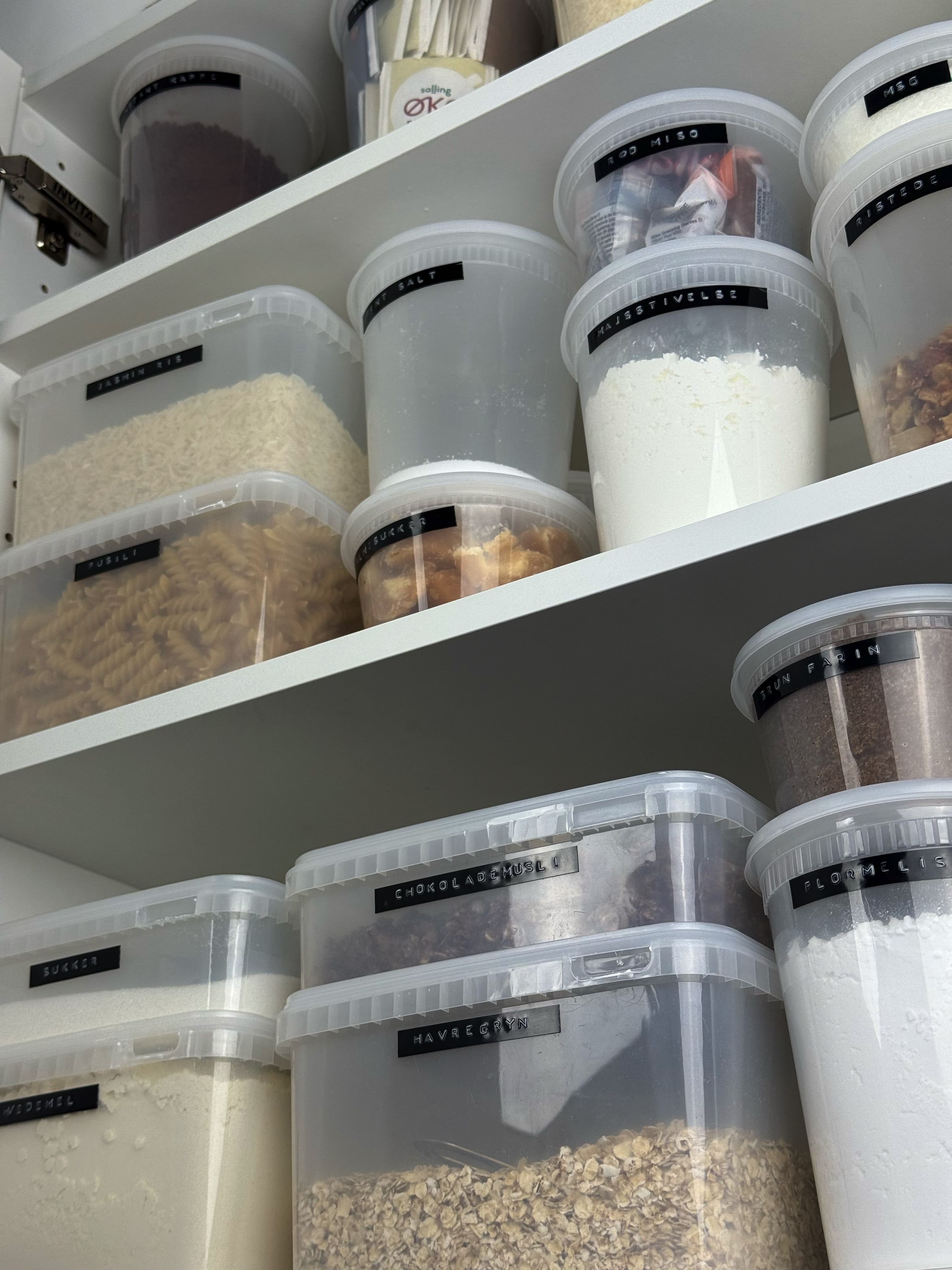 Deli containers og condibøtter til organisering opbevaring af tørvarer i skab