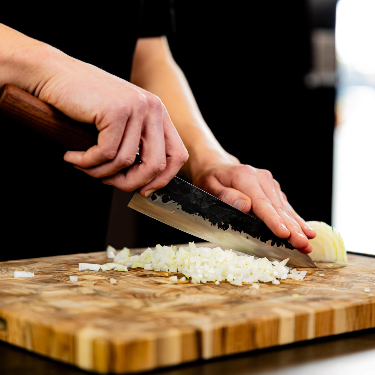 MIYAZAKI Gyuto-kniv i carbonstål i brug