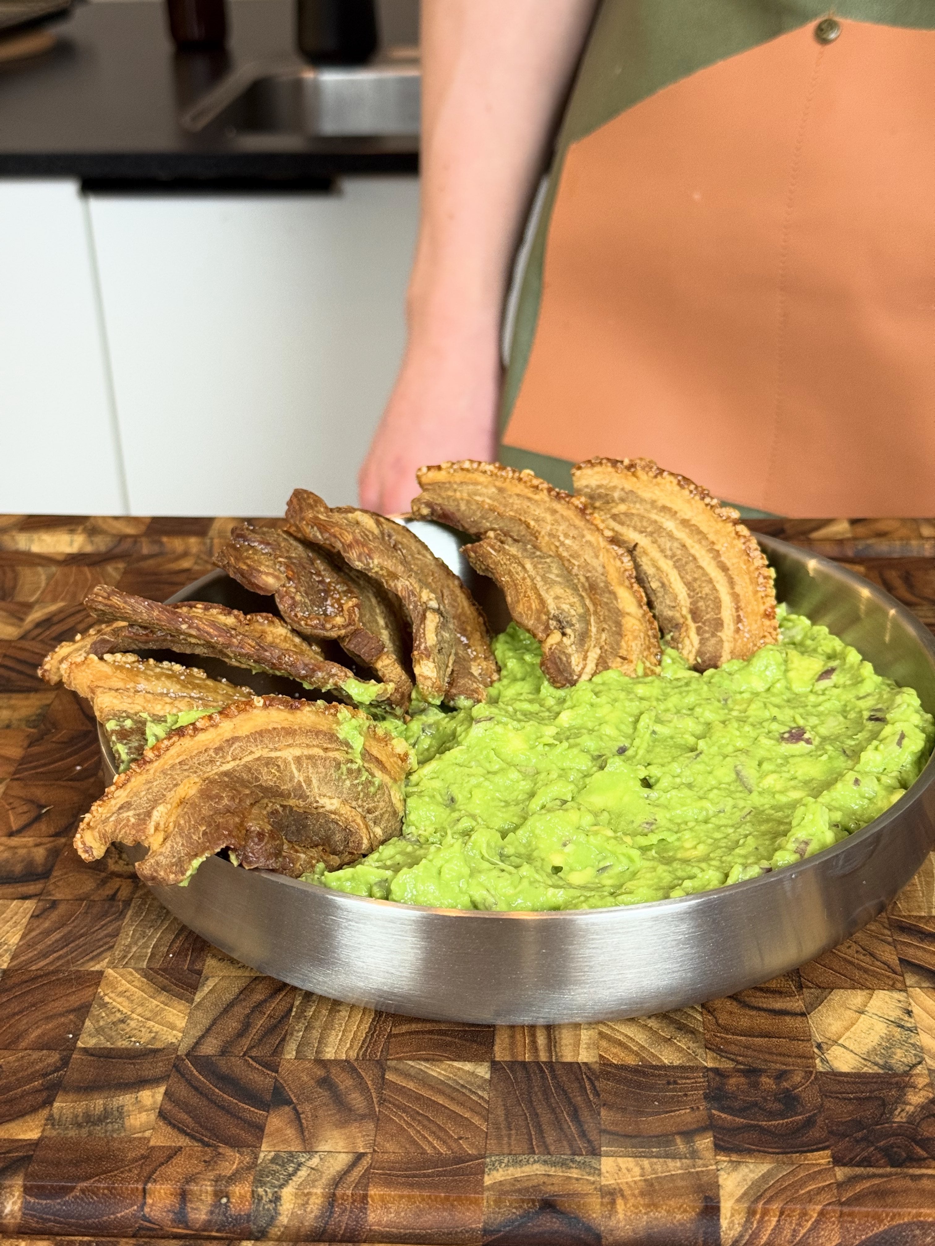 Rustfrit stål tallerken Chicharón og Guacamole